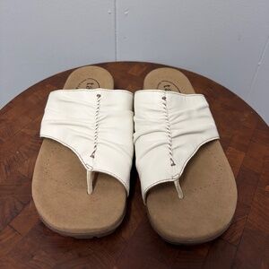Taos Gift 2 White Thong Sandals Women's Size 7